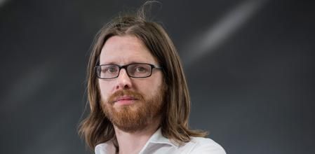 El historietista e ilustrador escocés Tom Gauld, autor de 