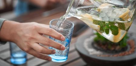 ¿Es mejor tomar agua antes o durante las comidas?