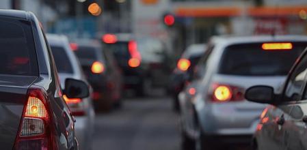 Un atasco de tráfico en una ciudad