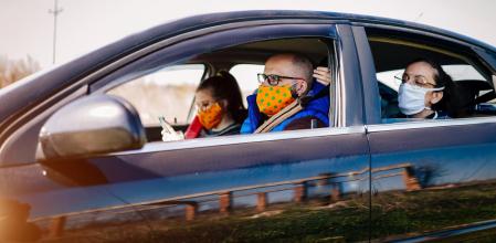 En España, es obligatorio que los ocupantes de un coche lleven mascarilla cuando no son convivientes