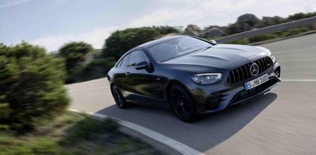 El sistema de frenos ha sido debidamente sobredimensionado con discos autoventilados de 370 mm delante y pinzas de cuatro pistones&nbsp;