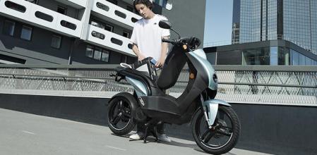 La batería, escondida bajo el asiento, es extraíble y se puede recargar en una toma de corriente convencional&nbsp;