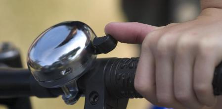 Es obligatorio llevar timbre en la bicicleta