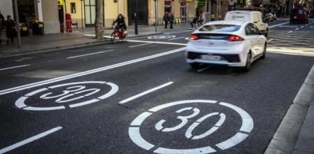 20 - 02 - 2020 / Barcelona / Carrer Sants - Limitacion 30 km/h / Foto: Llibert Teixidó