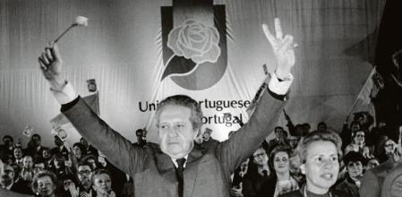 La noche electoral del 23 de enero de 1986, Mário Soares alza los brazos en señal de victoria en Lisboa