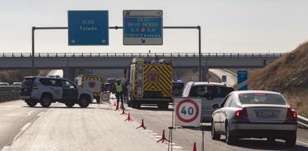 Agentes de la Guardia Civil realizan un control de movilidad en la autovía A42, a la altura de Illescas, Toledo, Castilla-La Mancha&nbsp;