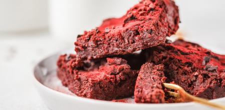 Con la remolacha ya asada o cocida, hacer este brownie saludable será cuestión de minutos, y el horneado no os llevará más de 20 minutos