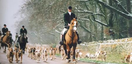 A la caza del zorro en las cercanías del pueblo de Northleach.
