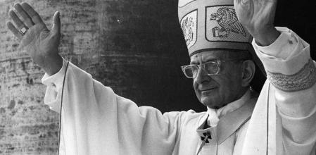 El papa Pablo VI en el balcón de la basílica de San Pedro en Roma, 1976