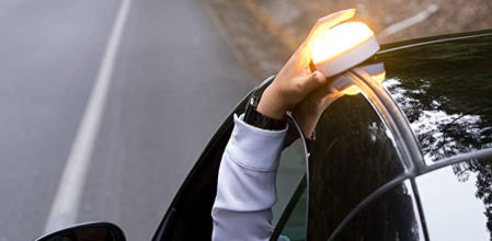 La señal luminosa V-16 podría acabar reemplazando los tradicionales triángulos de emergencia