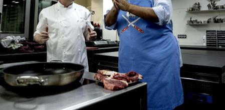 Martín Berasategui y David de Jorge cocinan un chuletón para el equipo del restaurante tres estrellas de Lasarte