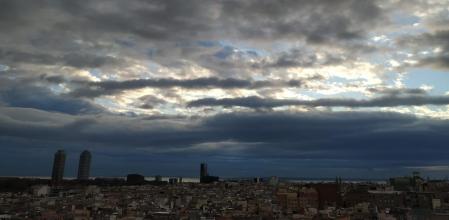Vista de Barcelona al amanecer desde la oficina.
