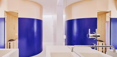 El color da forma en esta casa del barrio de Malasaña, en Madrid. En el sótano, el spa forma parte de los espacios hedonistas de la casa