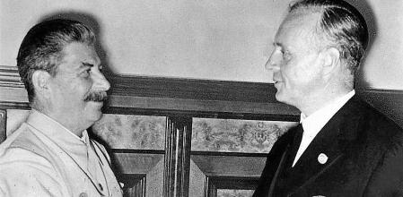 Stalin y Von Ribbentrop se saludan en el Kremlin.