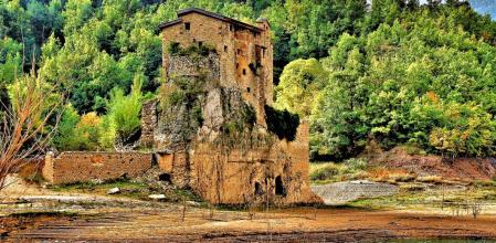 La abadia de Sant Salvador de la Vedella al descubierto cuando baja el nivel del embalse de La Baells.