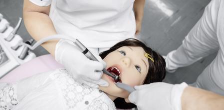 Este robot humanoide simula las reacciones de un niño en el dentista