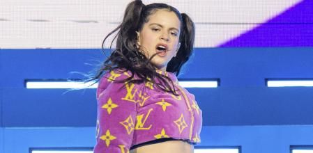 Rosalía con un chándal de Saint Laurent en el Festival de Coachella