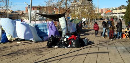 El campamento que han montado los supervivientes de la nave incendiada en la Rambla del Gorg de Badalona