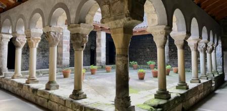 Claustro de Sant Pere de Casserres.