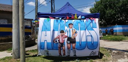 Imagen de Maradona joven y adulto en una carpa de Radio Maradó