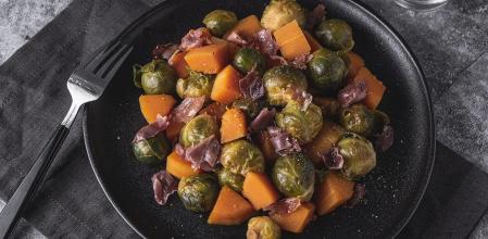Coles de Bruselas con calabaza y jamón