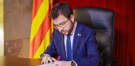 Pere Aragonès firma el decreto de convocatoria de las próximas elecciones al Parlament