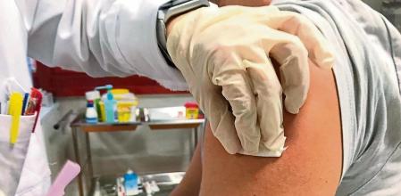 Sanidad dará una tarjeta a los vacunados con un teléfono para los efectos adversos