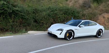 El perfilado frontal destaca por los faros matriciales LED con cuatro puntos y las escasas entradas de aire