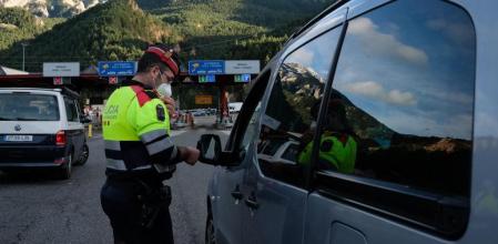 Controles ante las restricciones comarcales por el coronavirus en la Cerdanya y el Ripollès