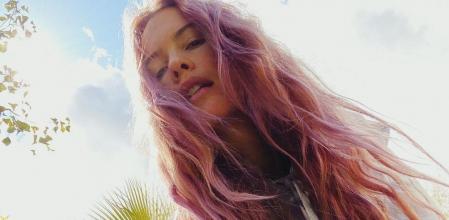 Behati Prinsloo con su melena rosa durante el confinamiento