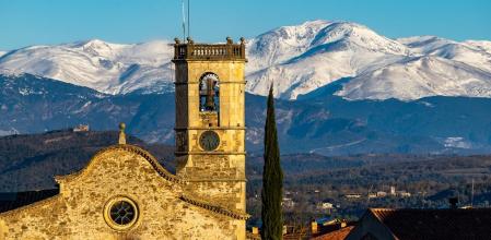 El Puigmal visto desde la iglesia de Sant Bartomeu del Grau.