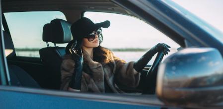 Conducir con un abrigo voluminoso limita la libertad de movimientos al volante