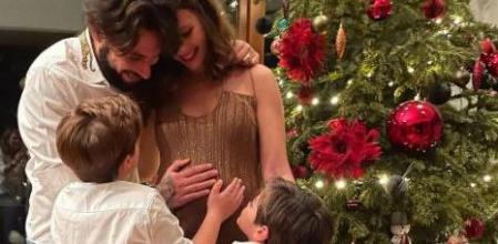 Jessica Bueno posa con su familia junto al árbol de Navidad
