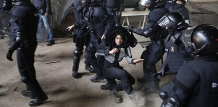 Los asistentes de la 'rave' ilegal de Llinars del Vallès (Barcelona) encarando a los Mossos