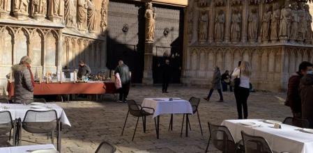Comida a las puertas de la catedral de Tarragona.
