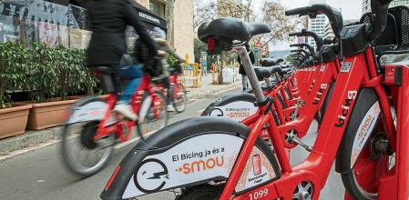 Ada Colau promete un año de Bicing gratuito a los barceloneses entre 16 y 20 años