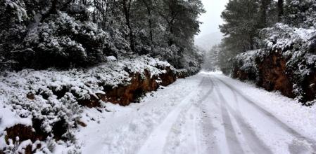 La nieve cubre esta carretera y dificulta la circulación de vehículos&nbsp;
