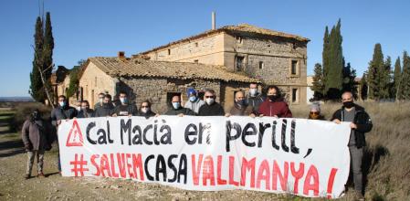 El colectivo 'SalvemCalMacia' ante la casa del president Francesc Macià en Vallmanya (Alfarràs)