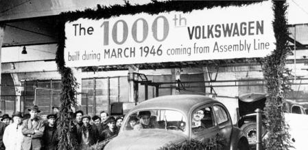Hirst, a los mandos de la unidad número 1.000 del Volkswagen Tipo 1, precursor del Escarabajo, en marzo de 1946&nbsp;