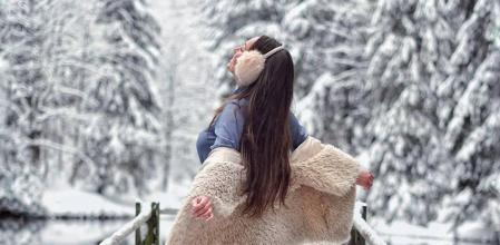 Una joven con las botas 'Moon Boot'