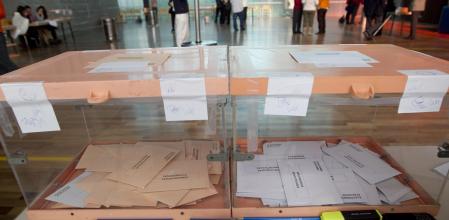 FOTO:MANE ESPINOSA.COLEGIO ELECTORAL MAJOR SANT JORDI,  DEL BARRIO DE  SARRIA SANT GERVASI .EN LA URNA DE VOTACIONES AL SENADO ALGUIEN SE EQUIVOCO Y DEPOSITO UN SOBRE AL CONGRESO.