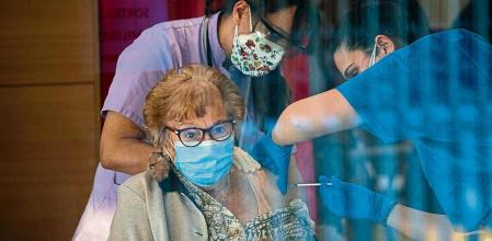 La vacuna reduce de forma clara la mortalidad y las hospitalizaciones en las residencias
