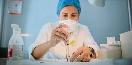 Los contagios caen en todos los grupos de edad, incluso en los poco vacunados