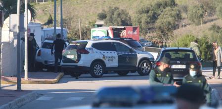 Guardias Civiles recogiendo prueba en el lugar donde una mujer ha sido  rociada con ácido sulfúrico presuntamente por parte de su pareja sentimental después que ella rompiera la relación  de seis meses juntos, en el mismo ataque ha sufrido lesiones una amiga de la víctima que le acompañaba de copiloto en el vehículo donde dicha víctima conducía, la víctima ha sido traslada en helicóptero a la unidad de quemados de Sevilla. Málaga a 12 de enero 2021
12 ENERO 2021
Álex Zea / Europa Press
12/01/2021