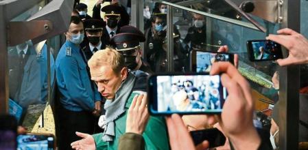 Alexéi Navalni, detenido al aterrizar en Moscú, desafía a Putin