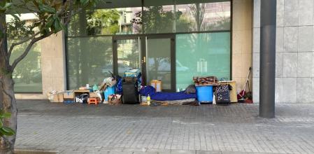 Espacio habilitado por una persona sin techo en Barcelona.