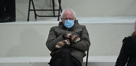 El senador Bernie Sanders, sentado frente al Capitolio con sus vistosas manoplas