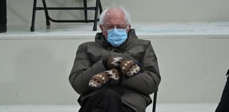 El senador Bernie Sanders, sentado frente al Capitolio con sus vistosas manoplas