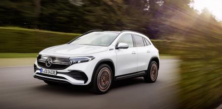 Equipado con un motor eléctrico en el eje delantero y una batería con contenido energético de 66,5 kWh, el EQA 250 desarrolla 140 kW de potencia.