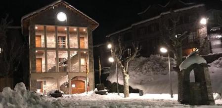 Cae la noche invernal en Vilallonga de Ter.